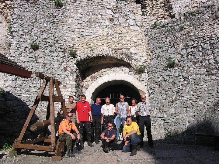 od lewej Mario, b3stia,Zbyszek (Mroq), PiotrRa, Belkot, Rafal, Kann, Sewer i zaslonieta Kasia, Marek, Jacek (Matka)